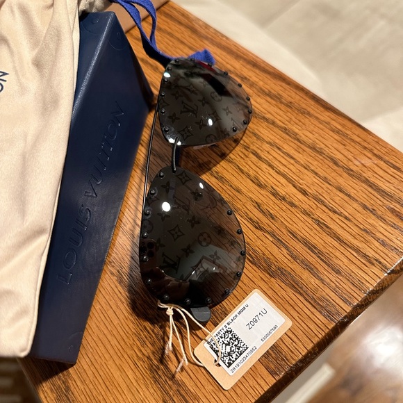 Louis Vuitton Sunglasses - Picture 9 of 15